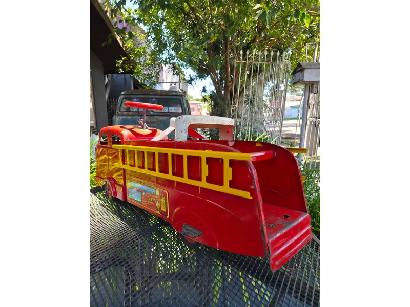 Foto de um(a) Caminhão Bombeiro Marx Toys, da categoria de Carros e caminhões de brinquedo. Caminhão de Bombeiros americano da renomada fabricante Marx Toys, produzido entre as décadas de 1940 e 1950. Peça rara,... Mostrado de uma perspectiva diferente. Vendido no marketplace Trésors.