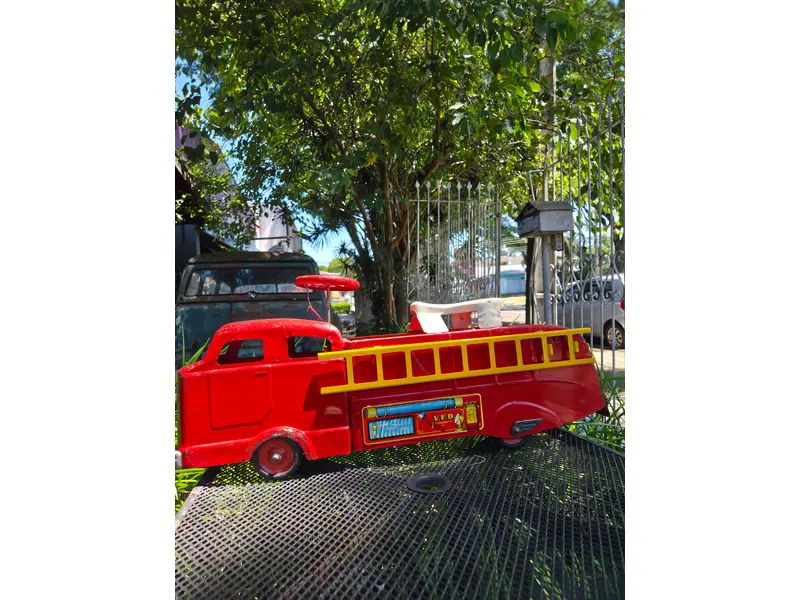Foto de um(a) Caminhão Bombeiro Marx Toys, da categoria de Carros e caminhões de brinquedo. Caminhão de Bombeiros americano da renomada fabricante Marx Toys, produzido entre as décadas de 1940 e 1950. Peça rara,... Mostrado de uma perspectiva diferente. Vendido no marketplace Trésors.