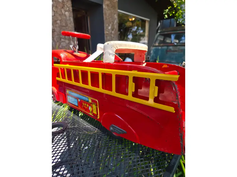 Foto de um(a) Caminhão Bombeiro Marx Toys, da categoria de Carros e caminhões de brinquedo. Caminhão de Bombeiros americano da renomada fabricante Marx Toys, produzido entre as décadas de 1940 e 1950. Peça rara,... Mostrado de uma perspectiva diferente. Vendido no marketplace Trésors.
