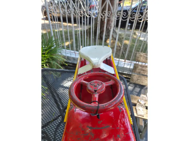 Foto de um(a) Caminhão Bombeiro Marx Toys, da categoria de Carros e caminhões de brinquedo. Caminhão de Bombeiros americano da renomada fabricante Marx Toys, produzido entre as décadas de 1940 e 1950. Peça rara,... Mostrado de uma perspectiva diferente. Vendido no marketplace Trésors.