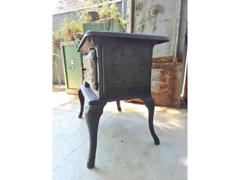 Foto de um(a) Fogão a Lenha Completo Da Fundimig, da categoria de Eletrodomésticos. Fogão a Lenha Antigo Fundimig em Ferro Fundido – Peça Completa e Raríssima, Excelente Estado. Mostrado de uma perspectiva diferente. Vendido no marketplace Trésors.