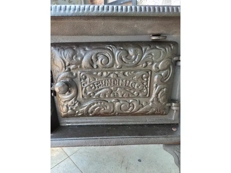 Foto de um(a) Fogão a Lenha Completo Da Fundimig, da categoria de Eletrodomésticos. Fogão a Lenha Antigo Fundimig em Ferro Fundido – Peça Completa e Raríssima, Excelente Estado. Mostrado de uma perspectiva diferente. Vendido no marketplace Trésors.