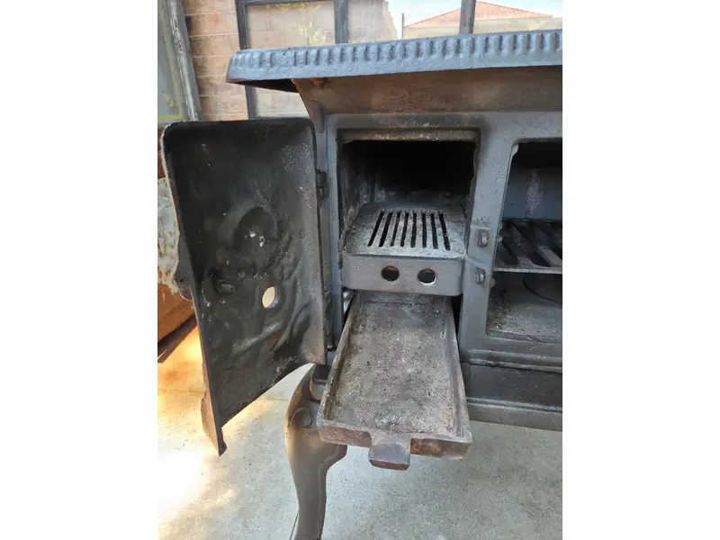 Foto de um(a) Fogão a Lenha Completo Da Fundimig, da categoria de Eletrodomésticos. Fogão a Lenha Antigo Fundimig em Ferro Fundido – Peça Completa e Raríssima, Excelente Estado. Mostrado de uma perspectiva diferente. Vendido no marketplace Trésors.
