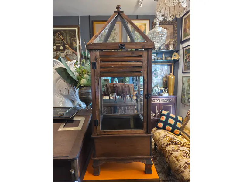 Foto de um(a) Lanterna antiga em madeira e vidro, da categoria de Floreira de parede. Lanterna antiga confeccionada em madeira e vidro. Peça de grandes dimensões, com presença marcante. Muito utilizada na... Mostrado de uma perspectiva diferente. Vendido no marketplace Trésors.