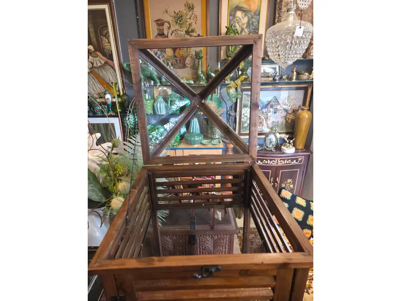 Foto de um(a) Lanterna antiga em madeira e vidro, da categoria de Floreira de parede. Lanterna antiga confeccionada em madeira e vidro. Peça de grandes dimensões, com presença marcante. Muito utilizada na... Mostrado de uma perspectiva diferente. Vendido no marketplace Trésors.