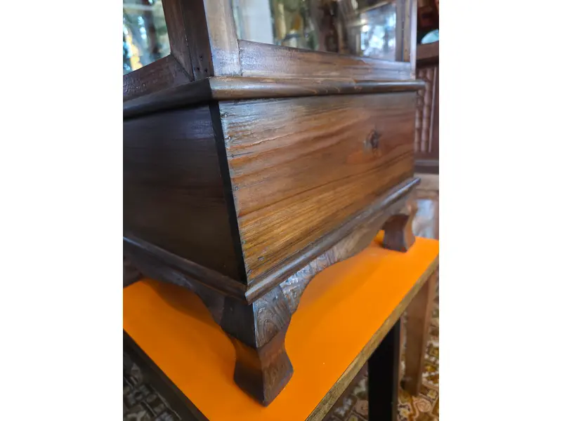 Foto de um(a) Lanterna antiga em madeira e vidro, da categoria de Floreira de parede. Lanterna antiga confeccionada em madeira e vidro. Peça de grandes dimensões, com presença marcante. Muito utilizada na... Mostrado de uma perspectiva diferente. Vendido no marketplace Trésors.