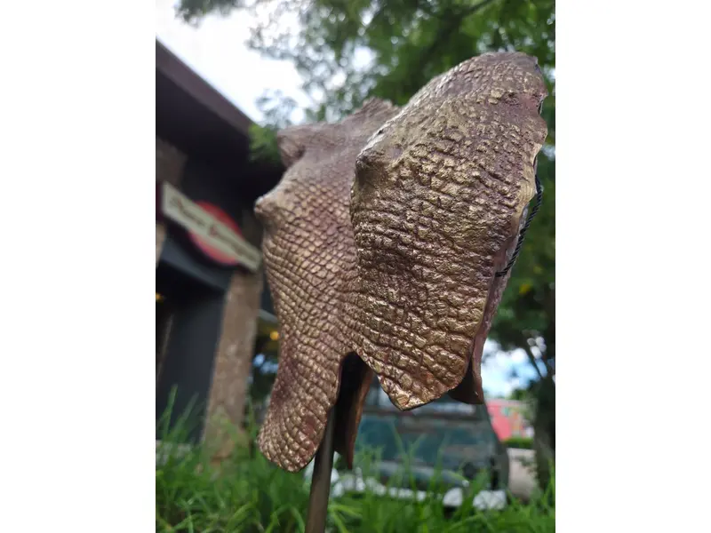 Foto de um(a) Torso Feminino Bronze - Lirdi M. Jorge, da categoria de Escultura. Torso feminino confeccionado em bronze. Obra assinada por Lirdi M. Jorge. Peça de caráter artístico e decorativo. Mostrado de uma perspectiva diferente. Vendido no marketplace Trésors.