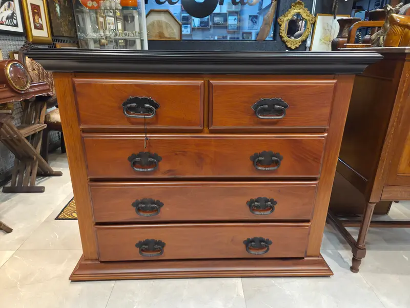 Foto de um(a) Cômoda Aparador em Madeira Maciça, da categoria de Cômodas e Sapateira. Linda cômoda aparador de construção relativamente moderna, confeccionada inteiramente em madeira maciça. Possui tampo com... Mostrado de uma perspectiva diferente. Vendido no marketplace Trésors.