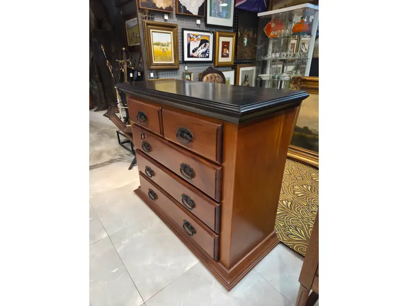 Foto de um(a) Cômoda Aparador em Madeira Maciça, da categoria de Cômodas e Sapateira. Linda cômoda aparador de construção relativamente moderna, confeccionada inteiramente em madeira maciça. Possui tampo com... Mostrado de uma perspectiva diferente. Vendido no marketplace Trésors.