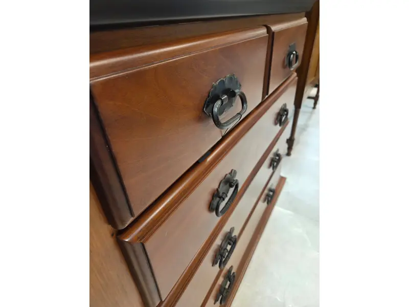 Foto de um(a) Cômoda Aparador em Madeira Maciça, da categoria de Cômodas e Sapateira. Linda cômoda aparador de construção relativamente moderna, confeccionada inteiramente em madeira maciça. Possui tampo com... Mostrado de uma perspectiva diferente. Vendido no marketplace Trésors.