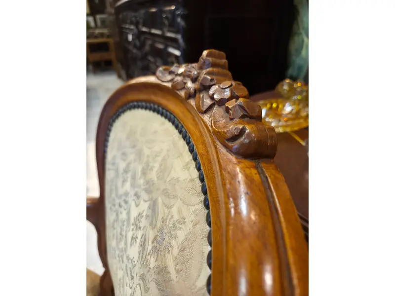 Foto de um(a) Magníficas Poltronas “Decorações Imperial” – Dante Millarch | Estilo Clássico, da categoria de Poltronas. Magnífica poltrona “Decorações Imperial”, criação atribuída a Dante Millarch, exemplar de mobiliário clássico de alto... Mostrado de uma perspectiva diferente. Vendido no marketplace Trésors.