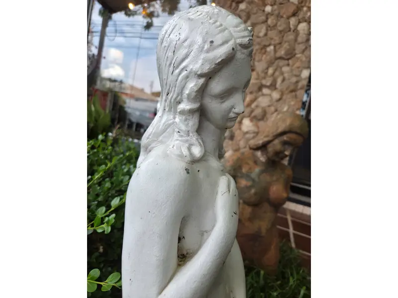 Foto de um(a) Escultura Vênus de Jardim em Concreto (Vênus de Milo - Releitura Clássica), da categoria de Modelos e estatuetas. Esta imponente escultura é uma releitura da icônica Vênus, símbolo universal da beleza, do amor e da feminilidade.... Mostrado de uma perspectiva diferente. Vendido no marketplace Trésors.