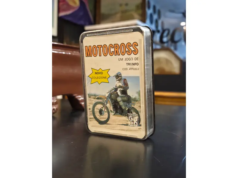 Foto de um(a) Motocross – Jogo de Trunfo | Jogo de Cartas Colecionável, da categoria de Jogos de cartas colecionáveis (TCG). Clássico jogo de trunfo Motocross, composto por cartas colecionáveis com ilustrações e informações técnicas de motos... Mostrado de uma perspectiva diferente. Vendido no marketplace Trésors.