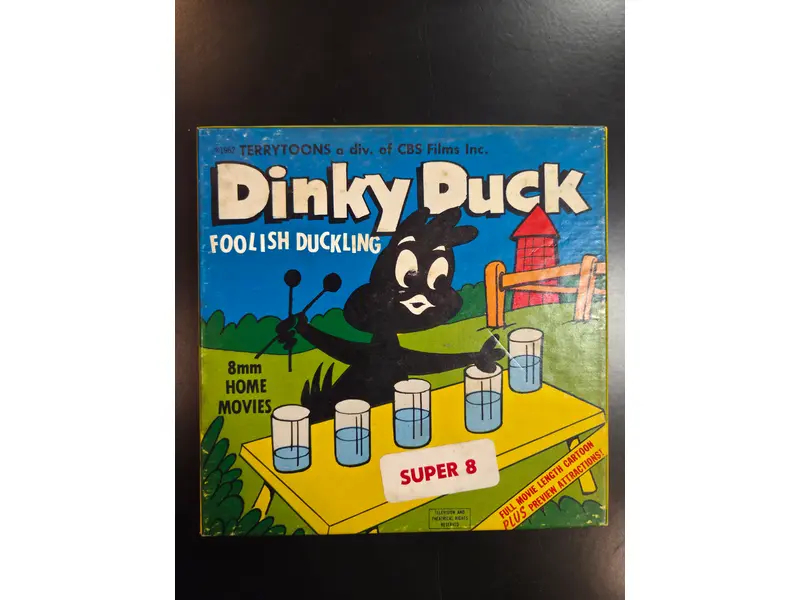 Foto de um(a) Filme Super 8 Dinky Duck, da categoria de Projetores. filmes Super 8 americanos, originais de época, destinados a projeção e coleção. Peças que representam um importante capítulo... Mostrado de uma perspectiva diferente. Vendido no marketplace Trésors.