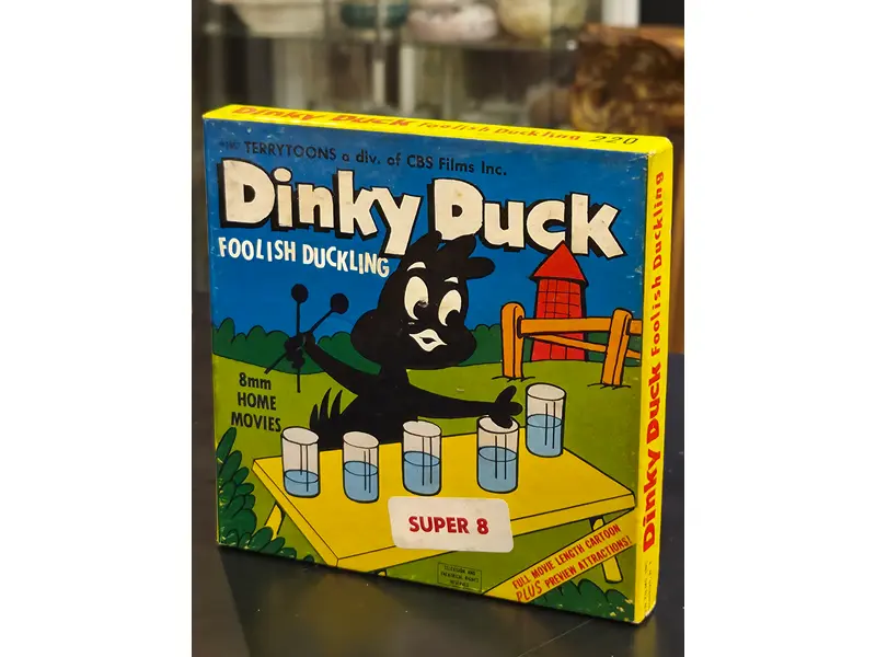 Foto de um(a) Filme Super 8 Dinky Duck, da categoria de Projetores. filmes Super 8 americanos, originais de época, destinados a projeção e coleção. Peças que representam um importante capítulo... Mostrado de uma perspectiva diferente. Vendido no marketplace Trésors.