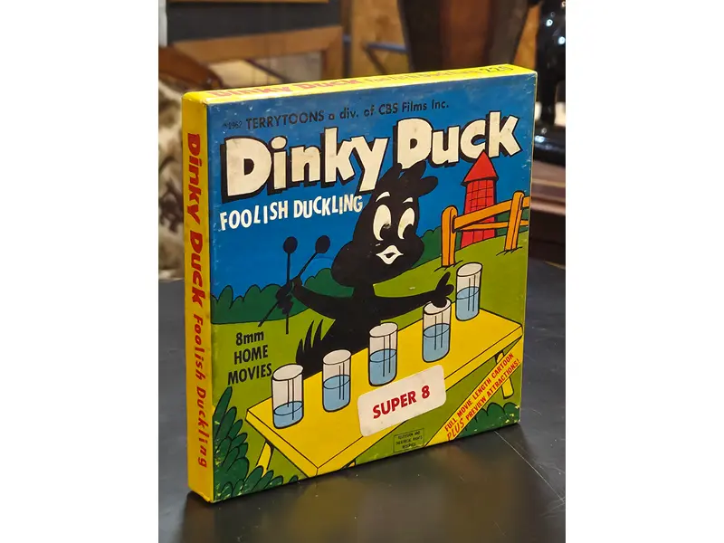 Foto de um(a) Filme Super 8 Dinky Duck, da categoria de Projetores. filmes Super 8 americanos, originais de época, destinados a projeção e coleção. Peças que representam um importante capítulo... Mostrado de uma perspectiva diferente. Vendido no marketplace Trésors.