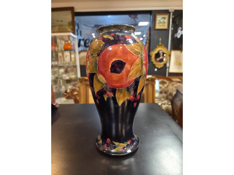 Foto de um(a) Vaso Inglês 1920 – William Moorcroft, da categoria de Vasos. Excepcional vaso inglês da década de 1920, produzido pelo renomado ceramista William Moorcroft, um dos grandes nomes da... Mostrado de uma perspectiva diferente. Vendido no marketplace Trésors.