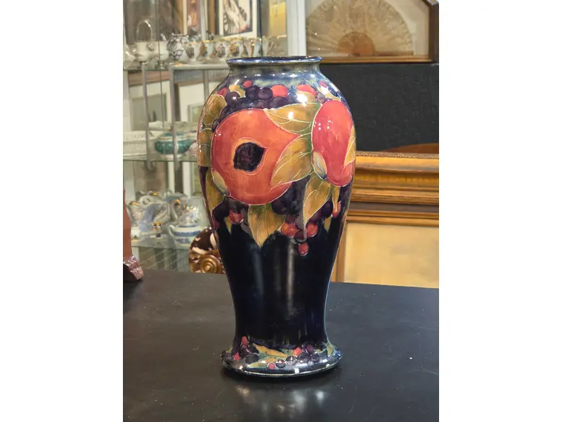 Foto de um(a) Vaso Inglês 1920 – William Moorcroft, da categoria de Vasos. Excepcional vaso inglês da década de 1920, produzido pelo renomado ceramista William Moorcroft, um dos grandes nomes da... Mostrado de uma perspectiva diferente. Vendido no marketplace Trésors.