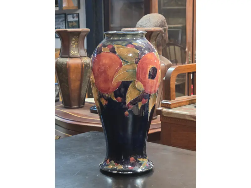 Foto de um(a) Vaso Inglês 1920 – William Moorcroft, da categoria de Vasos. Excepcional vaso inglês da década de 1920, produzido pelo renomado ceramista William Moorcroft, um dos grandes nomes da... Mostrado de uma perspectiva diferente. Vendido no marketplace Trésors.