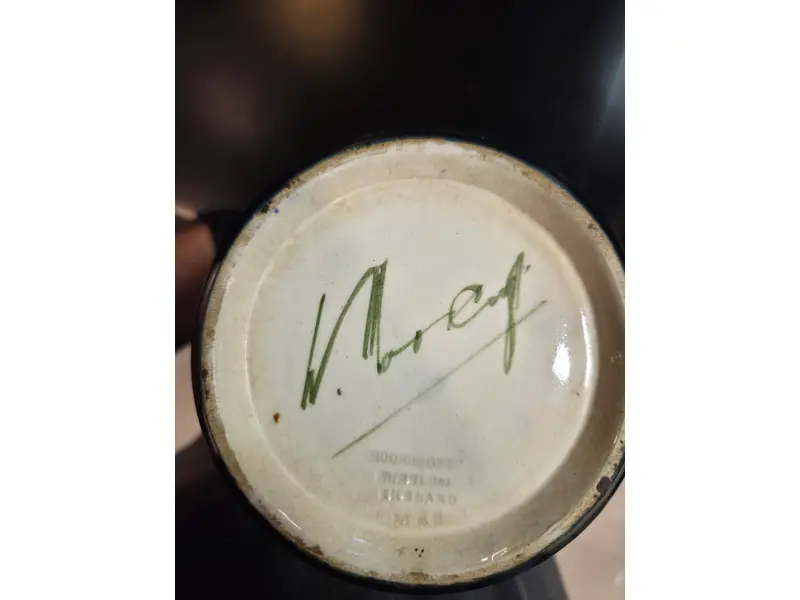 Foto de um(a) Vaso Inglês 1920 – William Moorcroft, da categoria de Vasos. Excepcional vaso inglês da década de 1920, produzido pelo renomado ceramista William Moorcroft, um dos grandes nomes da... Mostrado de uma perspectiva diferente. Vendido no marketplace Trésors.