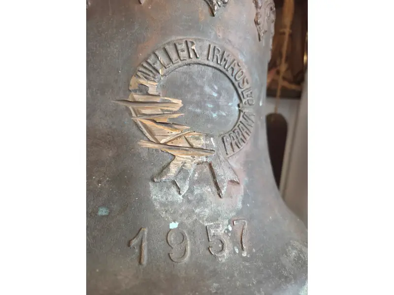 Foto de um(a) Sino Histórico Mueller Irmãos Ltda - Relíquia Paranaense Original, da categoria de Outros colecionáveis. Relíquia Industrial Paranaense: Sino Mueller Irmãos Ltda (1957) Uma peça autêntica e carregada de história, fabricada pela... Mostrado de uma perspectiva diferente. Vendido no marketplace Trésors.