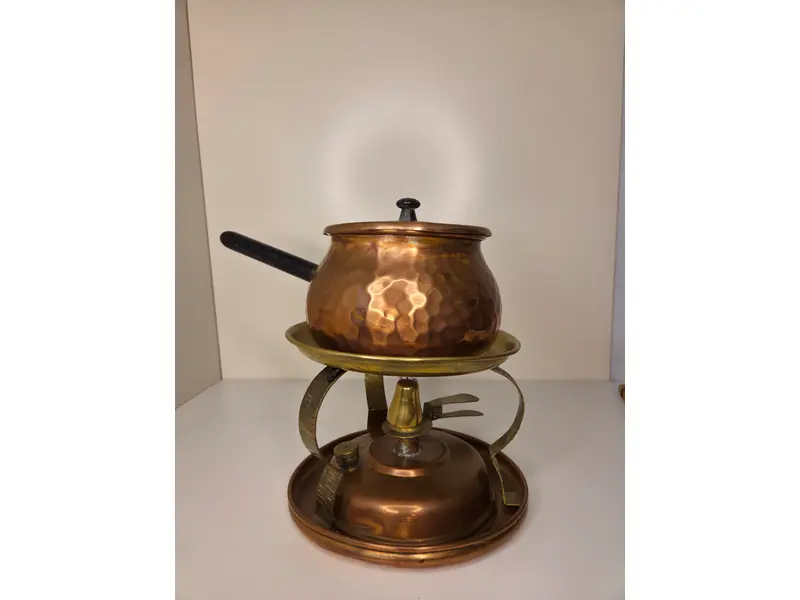 Foto de um(a) Rechand Fondue Cobre Completo, da categoria de Panelas. Aparelho de fondue clássico, completo e com acabamento em cobre martelado. Ideal para quem busca elegância e eficiência na... Mostrado de uma perspectiva diferente. Vendido no marketplace Trésors.
