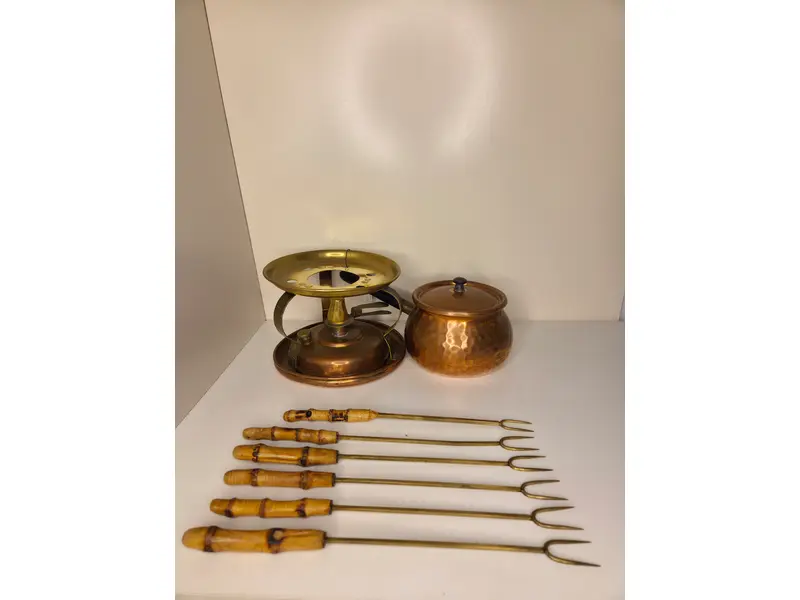 Foto de um(a) Rechand Fondue Cobre Completo, da categoria de Panelas. Aparelho de fondue clássico, completo e com acabamento em cobre martelado. Ideal para quem busca elegância e eficiência na... Mostrado de uma perspectiva diferente. Vendido no marketplace Trésors.