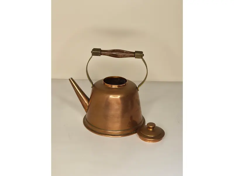 Foto de um(a) Chaleira de Cobre Antiga Com Alça de Madeira, da categoria de Panelas. Peça clássica de coleção com design atemporal, perfeita para decoração de cozinhas rústicas, espaços gourmet ou para uso em... Mostrado de uma perspectiva diferente. Vendido no marketplace Trésors.