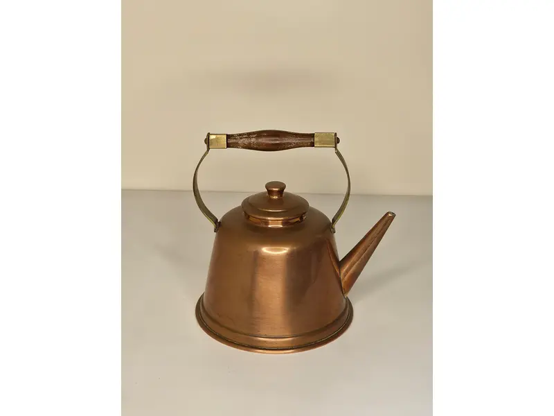 Foto de um(a) Chaleira de Cobre Antiga Com Alça de Madeira, da categoria de Panelas. Peça clássica de coleção com design atemporal, perfeita para decoração de cozinhas rústicas, espaços gourmet ou para uso em... Mostrado de uma perspectiva diferente. Vendido no marketplace Trésors.