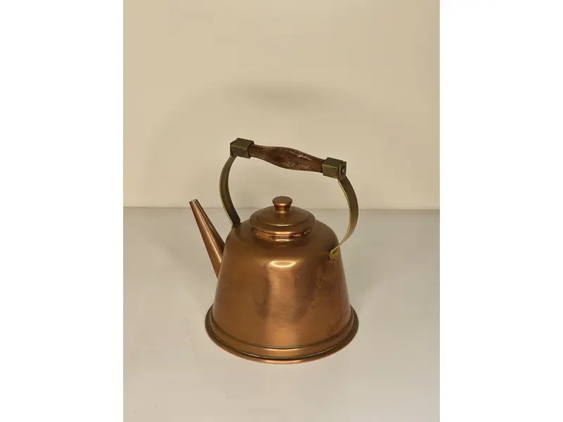 Foto de um(a) Chaleira de Cobre Antiga Com Alça de Madeira, da categoria de Panelas. Peça clássica de coleção com design atemporal, perfeita para decoração de cozinhas rústicas, espaços gourmet ou para uso em... Mostrado de uma perspectiva diferente. Vendido no marketplace Trésors.