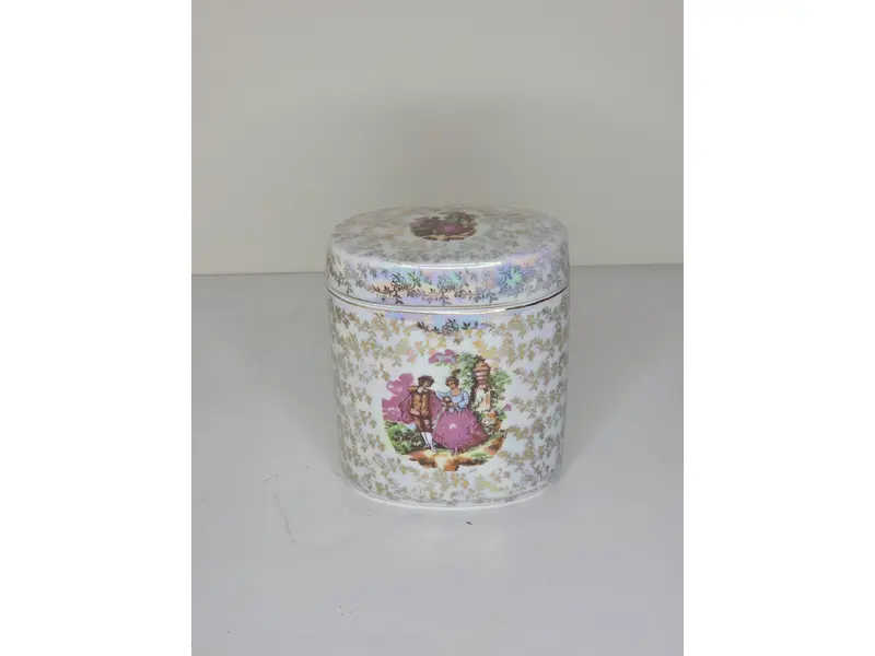 Foto de um(a) Jogo de Banheiro em Porcelana Esmaltada – Cenas Galantes de Época, da categoria de Acessórios para banheiro. Adicione um toque de nobreza ao seu lavabo com este requintado kit em porcelana esmaltada. Decorado com delicadas cenas... Mostrado de uma perspectiva diferente. Vendido no marketplace Trésors.