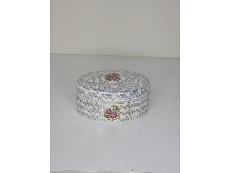 Foto de um(a) Jogo de Banheiro em Porcelana Esmaltada – Cenas Galantes de Época, da categoria de Acessórios para banheiro. Adicione um toque de nobreza ao seu lavabo com este requintado kit em porcelana esmaltada. Decorado com delicadas cenas... Mostrado de uma perspectiva diferente. Vendido no marketplace Trésors.