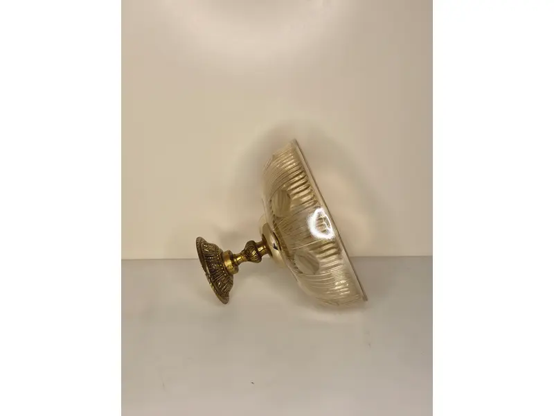 Foto de um(a) Centro de Mesa Exclusivo: Bronze Maciço e Cristal Âmbar Artístico, da categoria de Centro de mesa. Uma peça de presença que redefine a elegância da sua sala de jantar. Este centro de mesa combina a robustez e o brilho... Mostrado de uma perspectiva diferente. Vendido no marketplace Trésors.