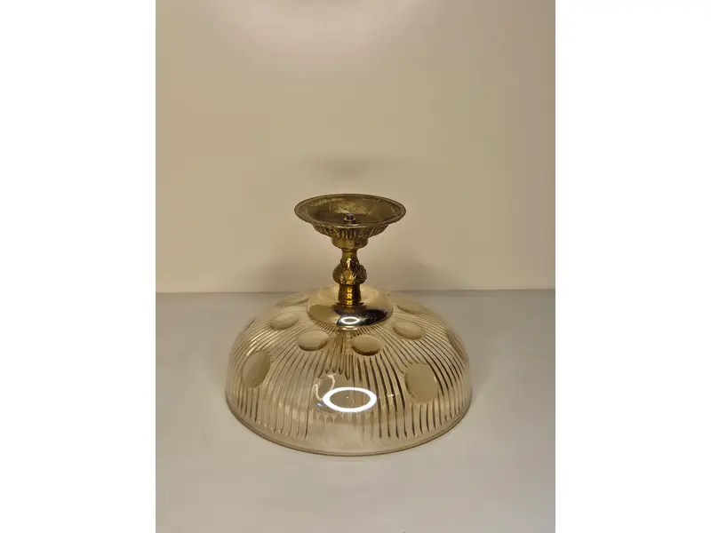 Foto de um(a) Centro de Mesa Exclusivo: Bronze Maciço e Cristal Âmbar Artístico, da categoria de Centro de mesa. Uma peça de presença que redefine a elegância da sua sala de jantar. Este centro de mesa combina a robustez e o brilho... Mostrado de uma perspectiva diferente. Vendido no marketplace Trésors.