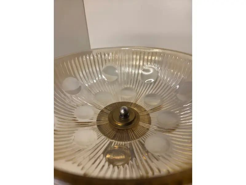 Foto de um(a) Centro de Mesa Exclusivo: Bronze Maciço e Cristal Âmbar Artístico, da categoria de Centro de mesa. Uma peça de presença que redefine a elegância da sua sala de jantar. Este centro de mesa combina a robustez e o brilho... Mostrado de uma perspectiva diferente. Vendido no marketplace Trésors.