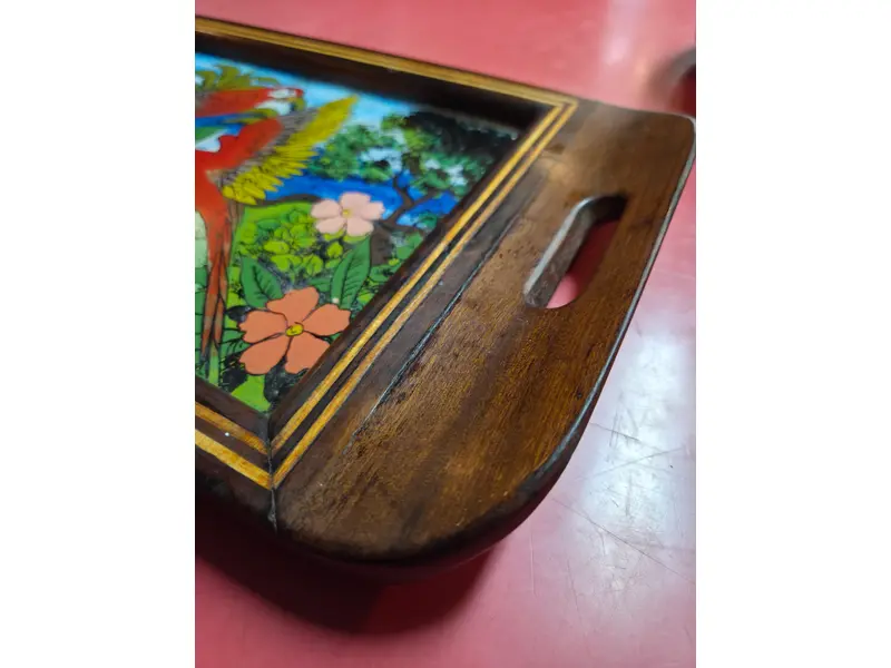 Foto de um(a) Rara Bandeja em Marchetaria com Pintura e Asas de Borboleta, da categoria de Bandejas. Bela bandeja antiga, um verdadeiro exemplar de artesanato artístico. A peça apresenta uma moldura robusta em madeira nobre... Mostrado de uma perspectiva diferente. Vendido no marketplace Trésors.