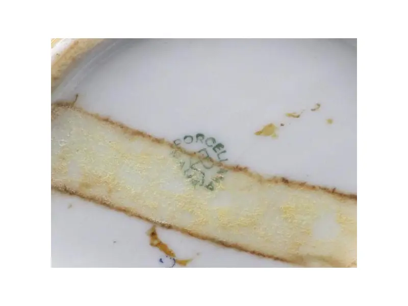 Foto de um(a) Bule de chá, da categoria de Bules. Bule para chá em PORCELANA MAUÁ creme craquelada com farta douração. Mede 15A x 25 cm de comprimento de bico a cabo. Bom... Mostrado de uma perspectiva diferente. Vendido no marketplace Trésors.