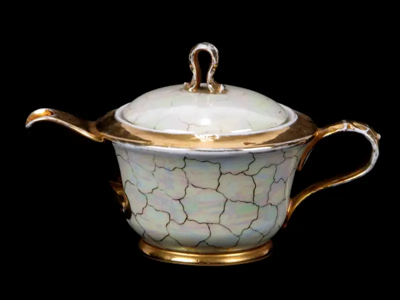 Foto de um(a) Bule de chá, da categoria de Bules. Bule para chá em PORCELANA MAUÁ creme craquelada com farta douração. Mede 15A x 25 cm de comprimento de bico a cabo. Bom... Mostrado de uma perspectiva diferente. Vendido no marketplace Trésors.