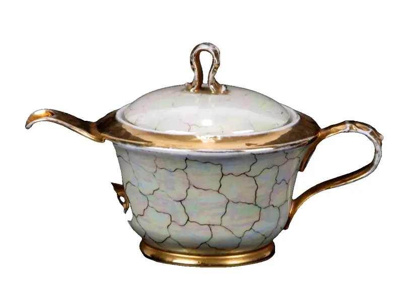 Foto de um(a) Bule de chá, da categoria de Bules. Bule para chá em PORCELANA MAUÁ creme craquelada com farta douração. Mede 15A x 25 cm de comprimento de bico a cabo. Bom... Vendido no marketplace Trésors.