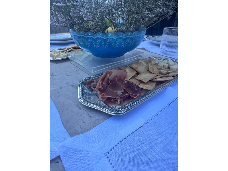 Foto de um(a) Bandeja Retangular em Metal a Prata 90, da categoria de Bandejas. Bandeja a prata medidas 33cm X 14cm - disponível 2 iguais para fazer par *valor do anuncio é unitário*. Mostrado de uma perspectiva diferente. Vendido no marketplace Trésors.