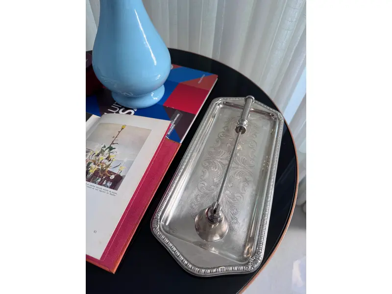 Foto de um(a) Bandeja Retangular em Metal a Prata 90, da categoria de Bandejas. Bandeja a prata medidas 33cm X 14cm - disponível 2 iguais para fazer par *valor do anuncio é unitário*. Mostrado de uma perspectiva diferente. Vendido no marketplace Trésors.