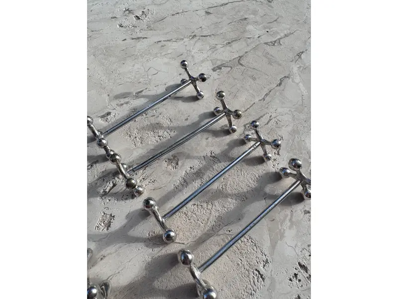 Foto de um(a) Conjunto com 04 descanso de talher em prata, da categoria de Faqueiros / Jogo de talheres. Quatro suportes para talheres em metal espessurado à prata. Tamanho médio. Medidas: 7,5cm. Mostrado de uma perspectiva diferente. Vendido no marketplace Trésors.