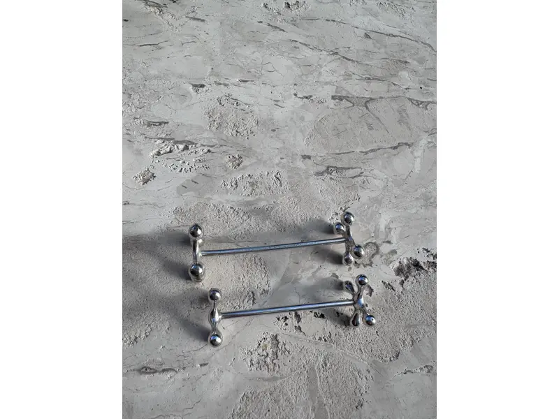 Foto de um(a) Conjunto com 04 descanso de talher em prata, da categoria de Faqueiros / Jogo de talheres. Quatro suportes para talheres em metal espessurado à prata. Tamanho médio. Medidas: 7,5cm. Mostrado de uma perspectiva diferente. Vendido no marketplace Trésors.