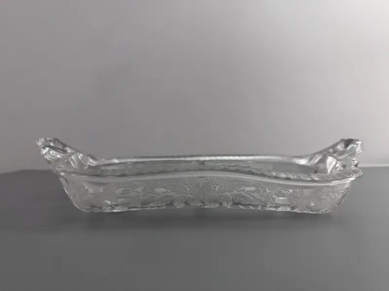 Foto de um(a) Petisqueira em cristal, da categoria de Travessas e tigelas. Petisqueira da dec 50. Toda em cristal. Com trabalhados floral. Excelente estado Medidas: 5,5cm de altura X 32cm... Mostrado de uma perspectiva diferente. Vendido no marketplace Trésors.