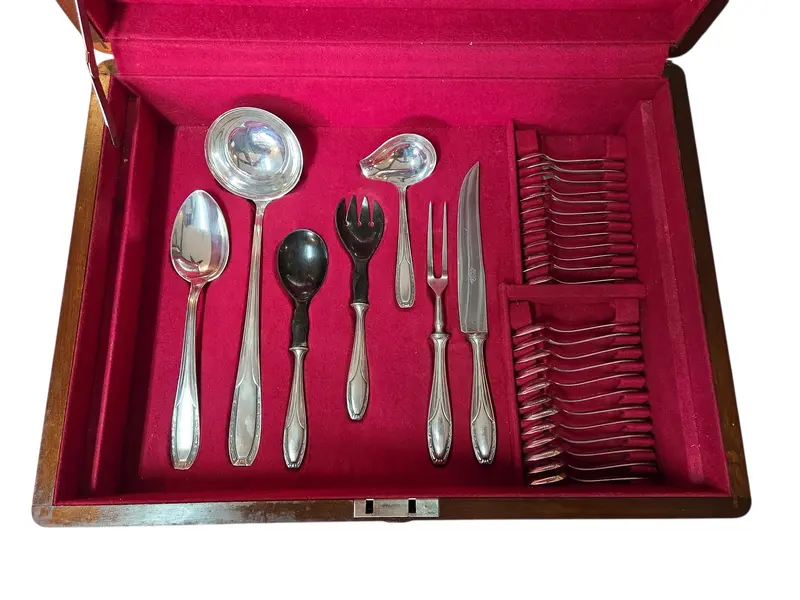Foto de um(a) Faqueiro Radio Prateado - 104 Peças Completo com Estojo, da categoria de Faqueiros / Jogo de talheres. O clássico que nunca sai de moda na sua mesa. Para quem busca uma mesa posta com presença e história, este faqueiro Modelo... Mostrado de uma perspectiva diferente. Vendido no marketplace Trésors.