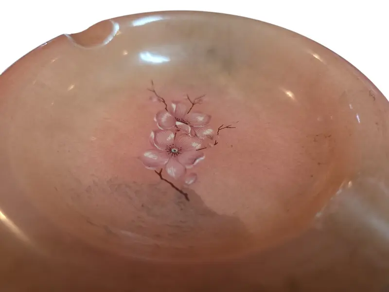 Foto de um(a) Cinzeiro Alabastro, da categoria de Cinzeiros. O peso da elegância. Diferente do vidro frio, o alabastro possui uma temperatura morna e uma textura aveludada que convida... Mostrado de uma perspectiva diferente. Vendido no marketplace Trésors.