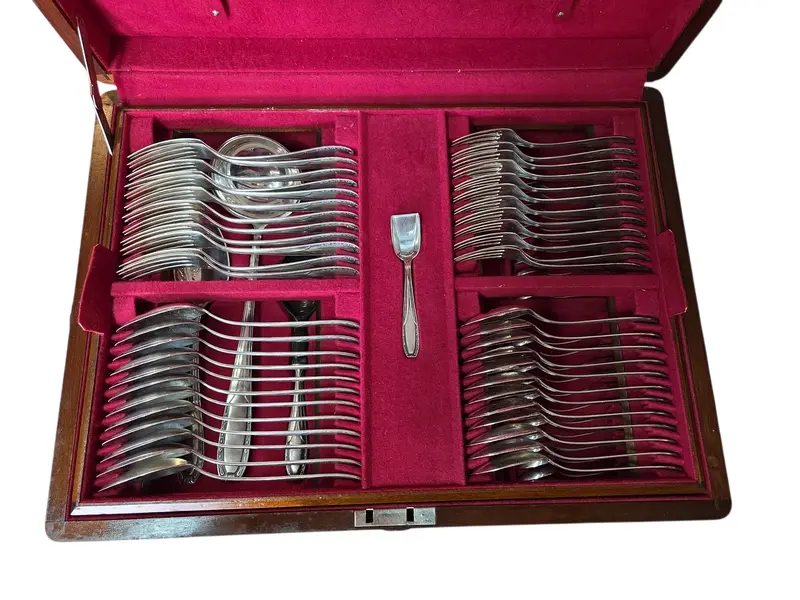 Foto de um(a) Faqueiro Radio Prateado - 104 Peças Completo com Estojo, da categoria de Faqueiros / Jogo de talheres. O clássico que nunca sai de moda na sua mesa. Para quem busca uma mesa posta com presença e história, este faqueiro Modelo... Mostrado de uma perspectiva diferente. Vendido no marketplace Trésors.