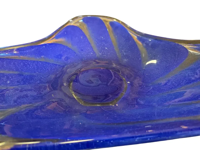 Foto de um(a) Fruteira em Murano Azul, da categoria de Fruteiras. Destaque a beleza da sua mesa com esta fruteira em vidro Murano. Com um design que exibe curvas orgânicas e um acabamento... Mostrado de uma perspectiva diferente. Vendido no marketplace Trésors.