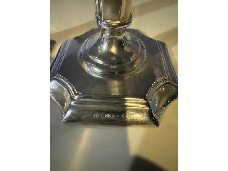 Foto de um(a) Par de castiçais Sheffield Plate - base clássica inglesa, da categoria de Castiçais. Par de castiçais em Sheffield Plate, (espessurado a prata) com haste facetada e base quadrada com recortes arredondados —... Mostrado de uma perspectiva diferente. Vendido no marketplace Trésors.