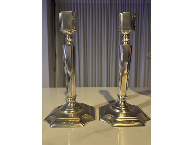 Foto de um(a) Par de castiçais Sheffield Plate - base clássica inglesa, da categoria de Castiçais. Par de castiçais em Sheffield Plate, (espessurado a prata) com haste facetada e base quadrada com recortes arredondados —... Mostrado de uma perspectiva diferente. Vendido no marketplace Trésors.